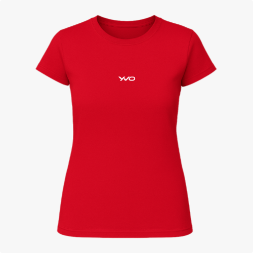 Camiseta com estampa frontal de um discreto logotipo estilizado em fonte moderna.