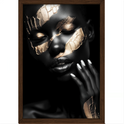 Quadro com estampa frontal de rosto feminino adornado com fragmentos metálicos que percorrem o rosto e a mão, criando um visual intrigante.