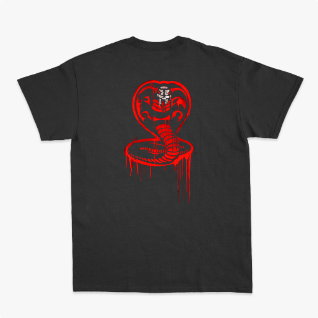 Camiseta com estampa frontal de "No Mercy Club" em fonte estilizada com detalhes escorridos e estampa traseira de cobra com capuz e cauda também escorrendo.