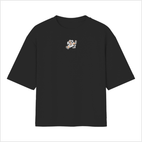 Camiseta com estampa frontal de personagem animado empolgado e estampa traseira de figura estilizada em pose poderosa rodeada por efeitos de fogo e texto decorativo.