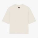 Camiseta com estampa frontal de uma carta de baralho estilizada ao lado de texto "Ela Quem?" e estampa traseira de símbolo gráfico minimalista.