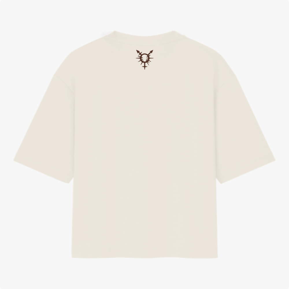 Camiseta com estampa frontal de uma carta de baralho estilizada ao lado de texto "Ela Quem?" e estampa traseira de símbolo gráfico minimalista.