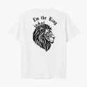Camiseta com estampa frontal de um pequeno emblema e estampa traseira de um leão com coroa e texto "I'm the King".
