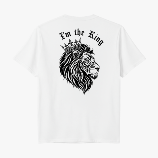 Camiseta com estampa frontal de um pequeno emblema e estampa traseira de um leão com coroa e texto "I'm the King".