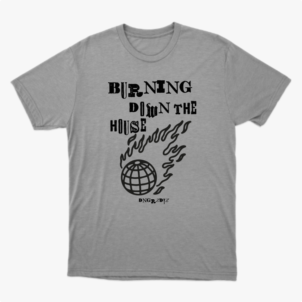 Camiseta com estampa frontal de frase mix de fontes "Burning Down the House", chamas estilizadas e um globo central, seguido por "DNGR.DYZ".