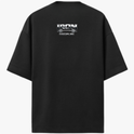 Camiseta com estampa frontal de texto “IRON DISCIPLINE” acompanhada de setas e estampa traseira com logotipo “IRON DISCIPLINE INC” em destaque.