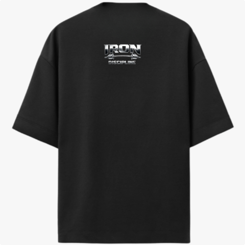 Camiseta com estampa frontal de texto “IRON DISCIPLINE” acompanhada de setas e estampa traseira com logotipo “IRON DISCIPLINE INC” em destaque.