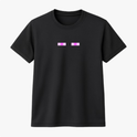 Camiseta com estampa frontal de dois retângulos horizontais adjacentes, cada um com listras intercaladas em tons neutros e rosa vibrante.