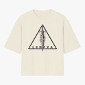 Camiseta com estampa frontal de triângulo contendo figura central simétrica e texto "LUNOVA" e estampa traseira de guerreiro ao centro com inscrições laterais.