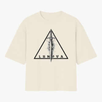 Camiseta com estampa frontal de triângulo contendo figura central simétrica e texto "LUNOVA" e estampa traseira de guerreiro ao centro com inscrições laterais.