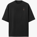 Camiseta com estampa frontal de um pequeno detalhe vertical abstrato e estampa traseira de um guerreiro sombreado segurando uma espada, rodeado por elementos místicos.