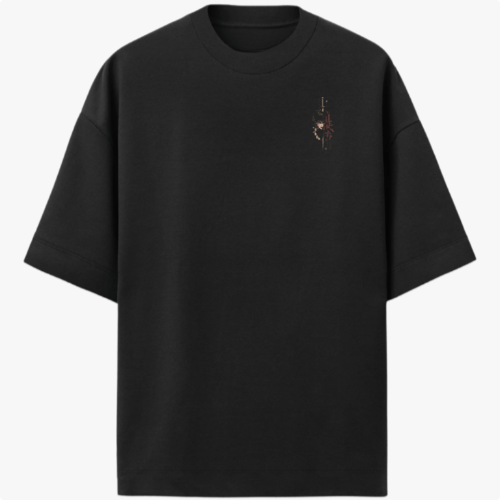 Camiseta com estampa frontal de um pequeno detalhe vertical abstrato e estampa traseira de um guerreiro sombreado segurando uma espada, rodeado por elementos místicos.