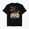 Camiseta com estampa frontal de letras desgastadas "FAFO" pequenas e estampa traseira de imagem com helicópteros, homem vendado e texto "FU*K AROUND FIND OUT FAFO LEGIO".