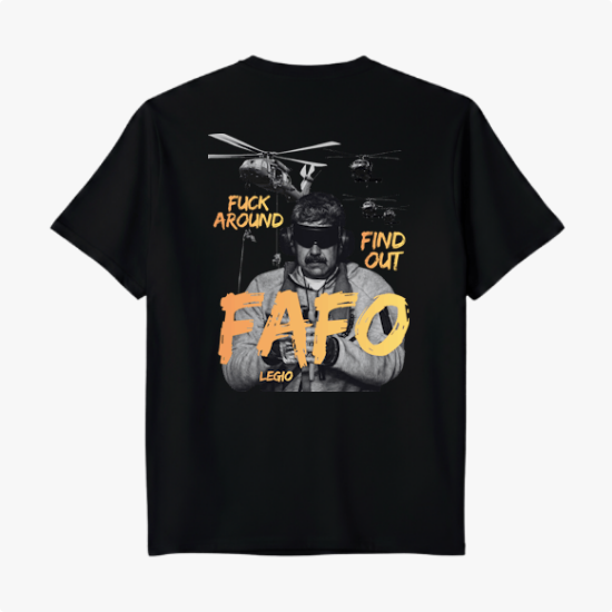 Camiseta com estampa frontal de letras desgastadas "FAFO" pequenas e estampa traseira de imagem com helicópteros, homem vendado e texto "FU*K AROUND FIND OUT FAFO LEGIO".