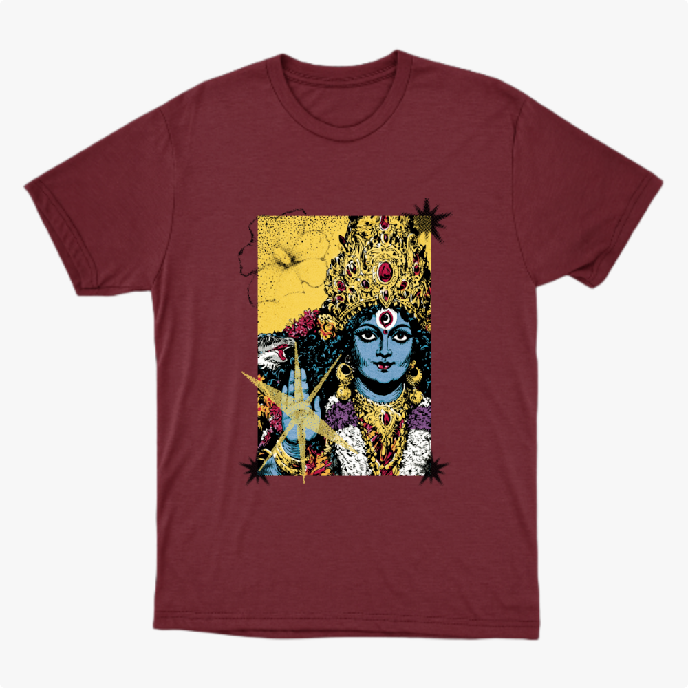 Camiseta com estampa frontal de uma figura feminina em estilo artístico, adornada com joias e detalhes florais, destacando expressões culturais e místicas.