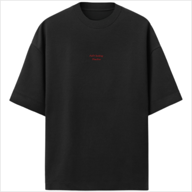 Camiseta com estampa frontal de texto estilizado pequeno e estampa traseira de relógio realista com frases e a palavra "Timeless" em destaque.