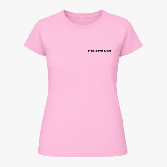 Camiseta com estampa frontal de texto discreto "Fouetté Lab" e estampa traseira de ilustrações demonstrando passos de balé em estilo gráfico minimalista.