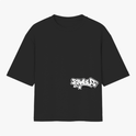 Camiseta com estampa frontal de lettering estilizado com a inscrição "Rawbeat" em fonte de graffiti, acompanhada por pequenos detalhes gráficos.
