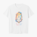 Camiseta com estampa frontal de figura religiosa emoldurada por detalhes florais e frase "Nossa Senhora, rogai por nós" e estampa traseira de logotipo estilizado "SV Santa Veste".