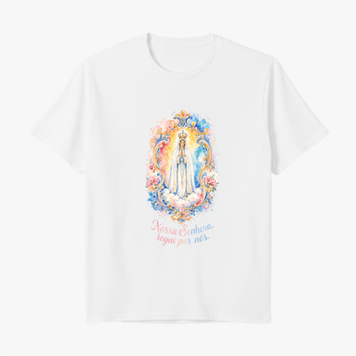 Camiseta com estampa frontal de figura religiosa emoldurada por detalhes florais e frase "Nossa Senhora, rogai por nós" e estampa traseira de logotipo estilizado "SV Santa Veste".
