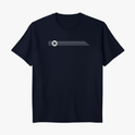 Camiseta com estampa frontal de linhas horizontais estilizadas atravessadas por uma forma circular e estampa traseira com texto pequeno "Moda de Unic" sob a gola.
