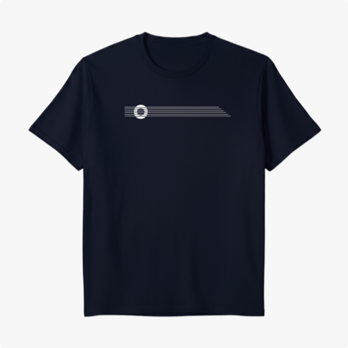 Camiseta com estampa frontal de linhas horizontais estilizadas atravessadas por uma forma circular e estampa traseira com texto pequeno "Moda de Unic" sob a gola.