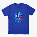 Camiseta com estampa frontal de duas figuras de perfil, uma com cachecol, enquadradas por um emblema, com silhuetas de várias pessoas ao fundo.