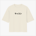 Camiseta com estampa frontal de caracteres japoneses estilizados, proporcionando um visual minimalista e moderno.