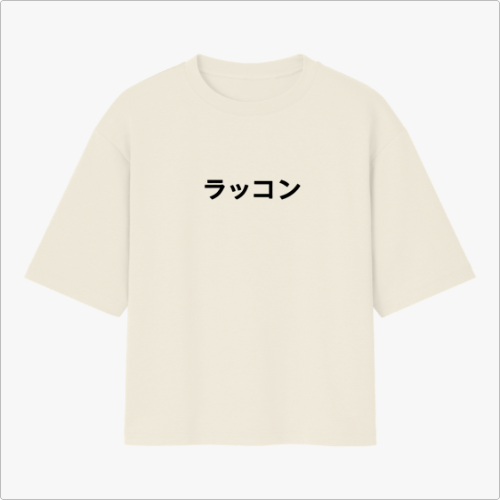 Camiseta com estampa frontal de caracteres japoneses estilizados, proporcionando um visual minimalista e moderno.