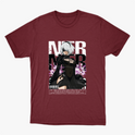 Camiseta com estampa frontal de personagem com cabelo prateado, vestindo traje estilizado, entre flores roxas, acompanhada de letras grandes e código de barras.
