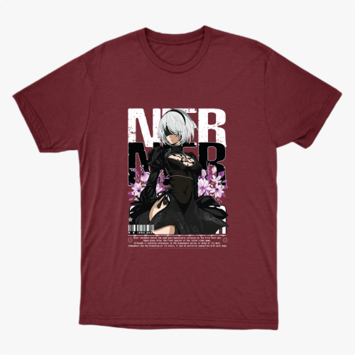 Camiseta com estampa frontal de personagem com cabelo prateado, vestindo traje estilizado, entre flores roxas, acompanhada de letras grandes e código de barras.