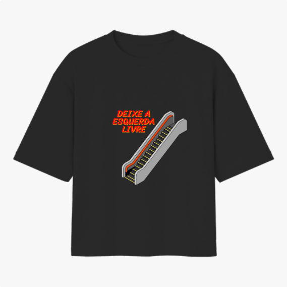 Camiseta com estampa frontal de uma escada rolante acompanhada da frase "Deixe a esquerda livre", com destaque para um efeito tridimensional.