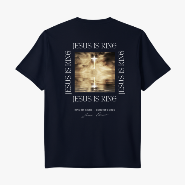 Camiseta com estampa frontal de "Jesus is King" decorada com uma coroa e estampa traseira apresentando cruz refletida na água com "Jesus is King".