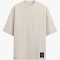 Camiseta com estampa frontal de logotipo minimalista e estampa traseira de prancha de surf encostada em parede desgastada com palmeira e fundo geométrico.
