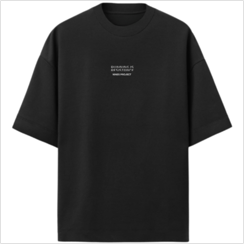 Camiseta com estampa frontal de texto pequeno centralizado, onde se lê "DIALOGUE IS DESTRUCTIVE MINDS PROJECT", e estampa traseira lisa sem elementos visuais.