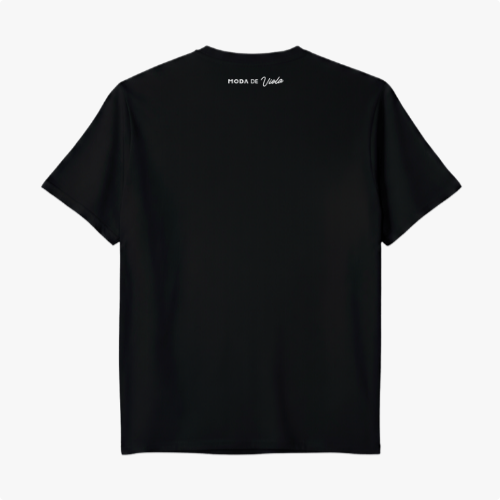 Camiseta com estampa frontal de linhas horizontais com um círculo interrompendo-as à esquerda e estampa traseira de texto pequeno centralizado próximo à gola.