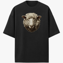 Camiseta com estampa frontal de uma cabeça detalhada de carneiro, mostrando traços realistas e expressão serena em foco central.