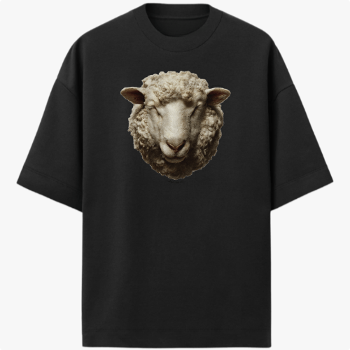 Camiseta com estampa frontal de uma cabeça detalhada de carneiro, mostrando traços realistas e expressão serena em foco central.