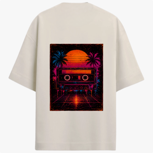 Camiseta com estampa frontal de símbolo minimalista e estampa traseira de fita cassete retro em cenário neon com palmeiras e pôr do sol vibrante.