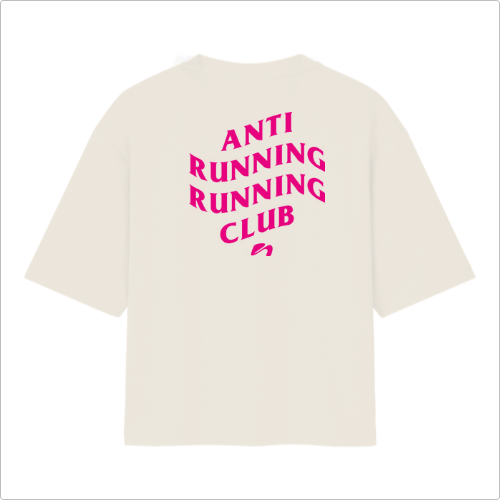 Camiseta com estampa frontal de frases em estilo geométrico e estampa traseira maior das mesmas frases, ambas dispostas em camadas e em perspectiva.