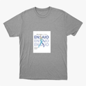 Camiseta com estampa frontal de texto "NÃO POSSO, EU TENHO ENSAIO" sobreposta a figura de uma bailarina em movimento, com detalhes textuais adicionais.