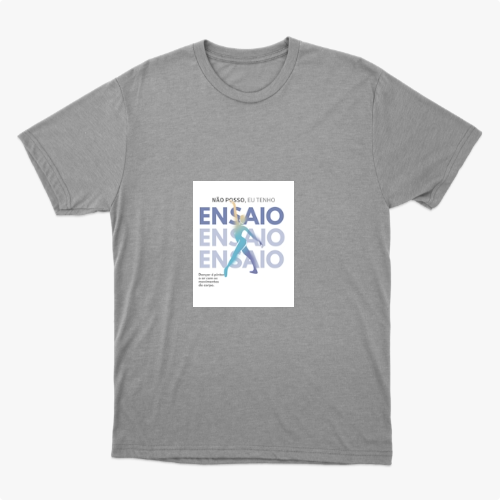 Camiseta com estampa frontal de texto "NÃO POSSO, EU TENHO ENSAIO" sobreposta a figura de uma bailarina em movimento, com detalhes textuais adicionais.
