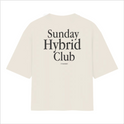 Camiseta com estampa frontal de texto pequeno "Sunday Hybrid Club" e estampa traseira de texto grande "Sunday Hybrid Club" sobreposto ao logo menor.