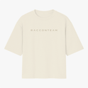 Camiseta com estampa frontal de texto estilizado "RACCONTEAM" e estampa traseira de frase "BUILT DIFFERENT." com símbolo e coordenadas detalhadas.