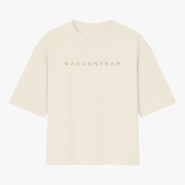 Camiseta com estampa frontal de texto estilizado "RACCONTEAM" e estampa traseira de frase "BUILT DIFFERENT." com símbolo e coordenadas detalhadas.