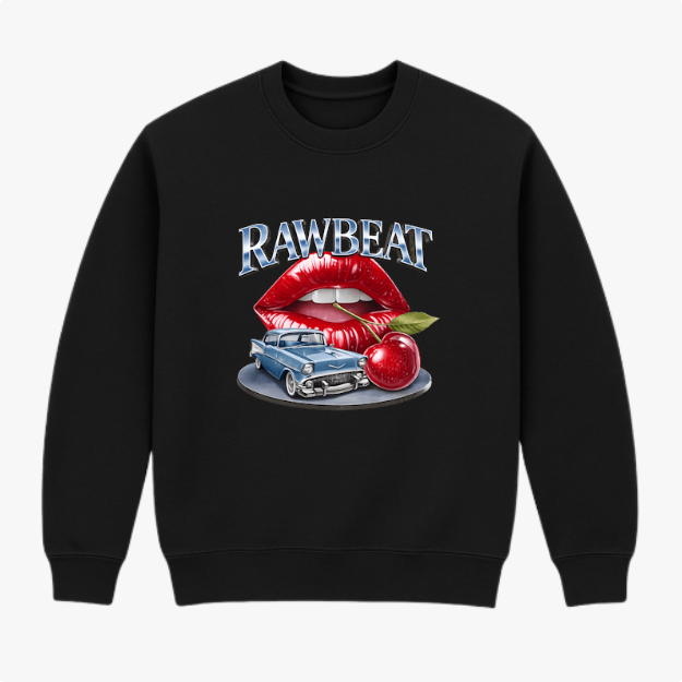 Moletom com estampa frontal de lábios vermelhos brilhantes, carro clássico azul, maçã vermelha com folha e texto "RAWBEAT" estilizado acima.