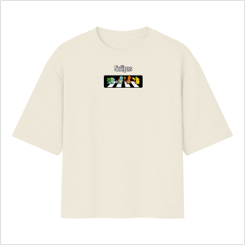 Camiseta com estampa frontal de quatro personagens em pose icônica com o texto "Starters" acima e estampa traseira de esfera estilizada sobre fumaça.