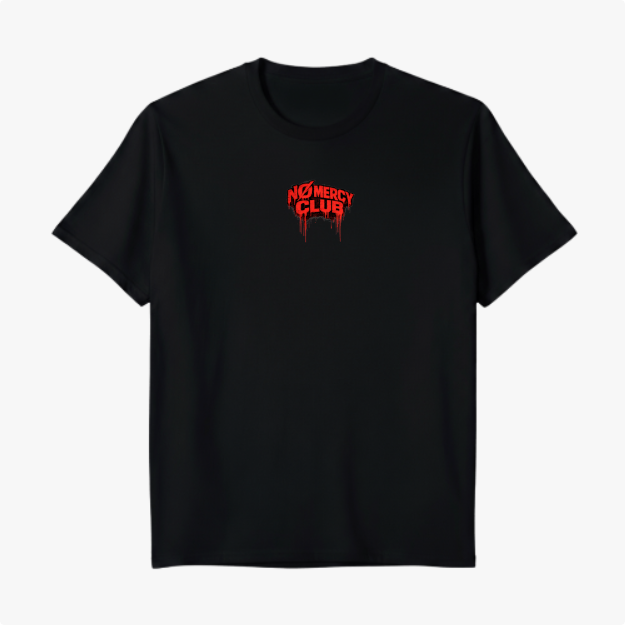 Camiseta com estampa frontal de letras estilizadas e gotejantes "NO MERCY CLUB" e estampa traseira de uma cobra em posição agressiva com efeito escorrido.