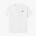 Camiseta com estampa frontal de logotipo circular pequeno e estampa traseira de arte vertical com padrões geométricos e letras estilizadas.