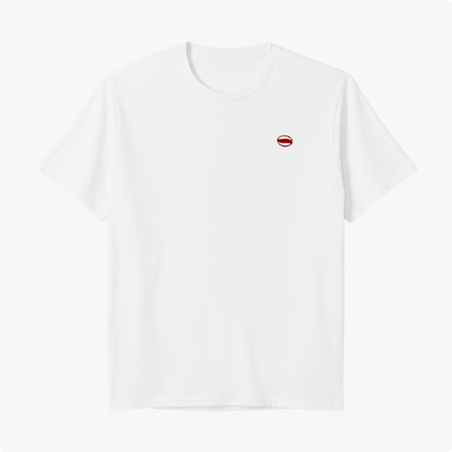 Camiseta com estampa frontal de logotipo circular pequeno e estampa traseira de arte vertical com padrões geométricos e letras estilizadas.